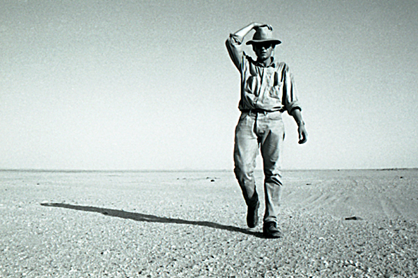 Marche dans le désert 01 c. Patrick Vianès 2006