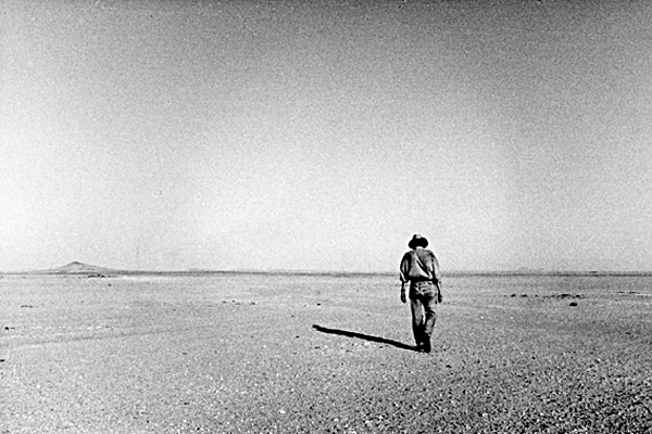 MArche dans le désert 03 c. Patrick Vianès 2006