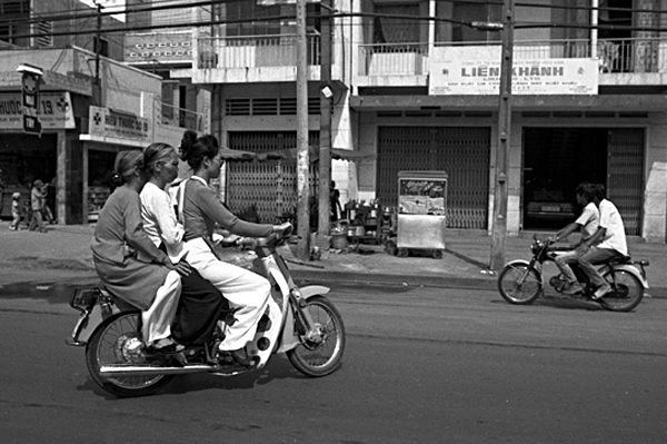 Trois sur un cyclo 01 c. Patrick Vianès 2006