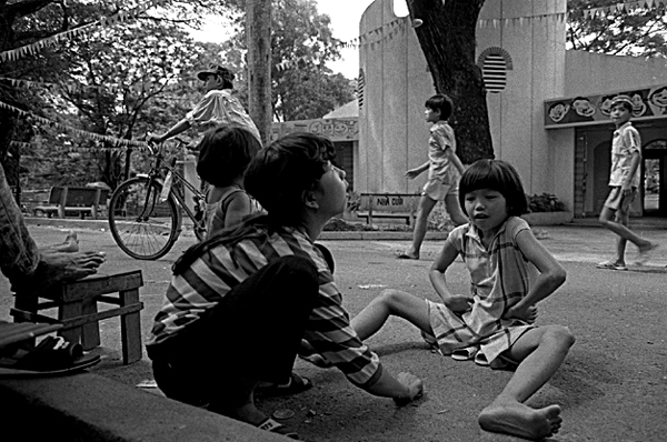 Viet Nam Street Play 01 c. Patrick Vianès 2006