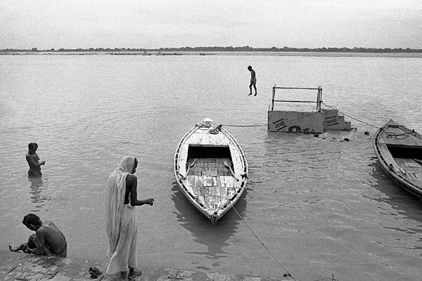 Plongeon dans le fleuve 01 c. Patrick Vianès 2006