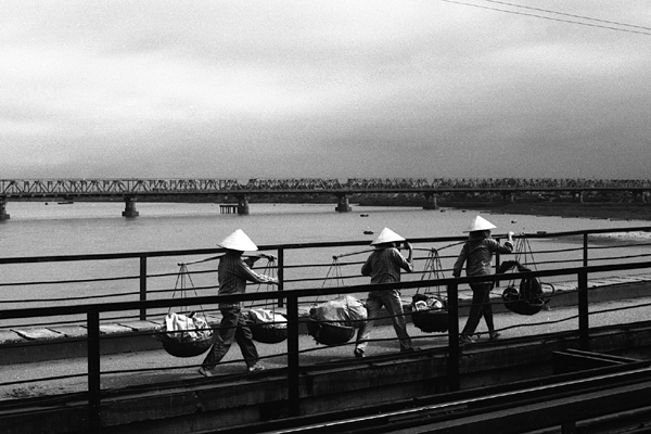 Viet Nam Bridge Crossing 01 c. Patrick Vianès 2006