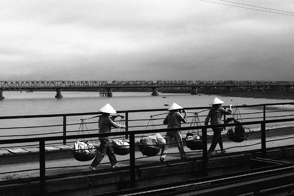 La traversée du pont 01 c. Patrick Vianès 2006