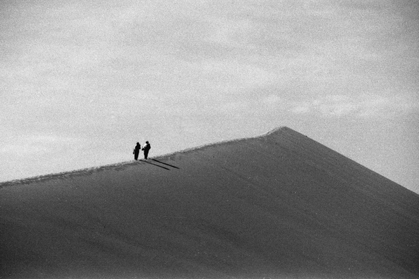 Marche dans le désert 02 c. Patrick Vianès 2006
