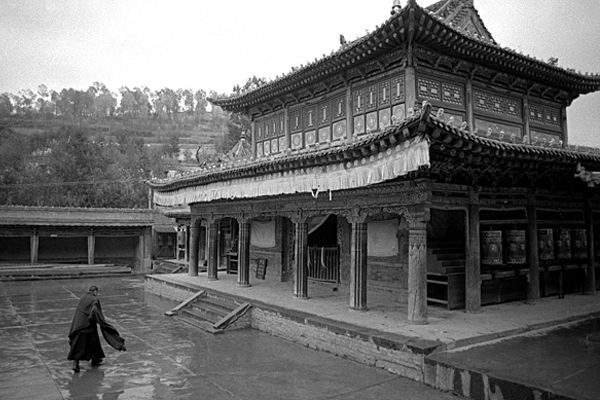 Monk and Temple 01 c. Patrick Vianès 2006