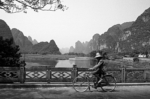 Viet Nam Cyclist 01 c. Patrick Vianès 2006